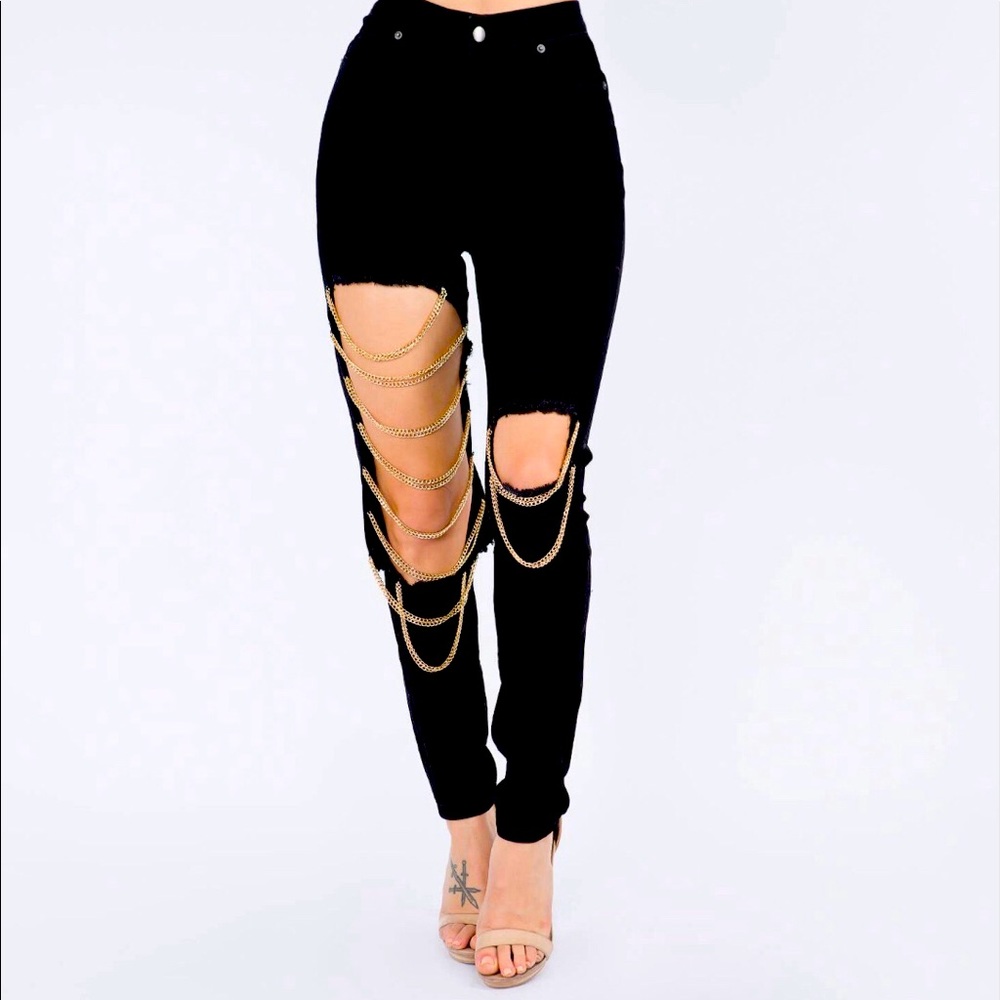 Gold chain black skinnies